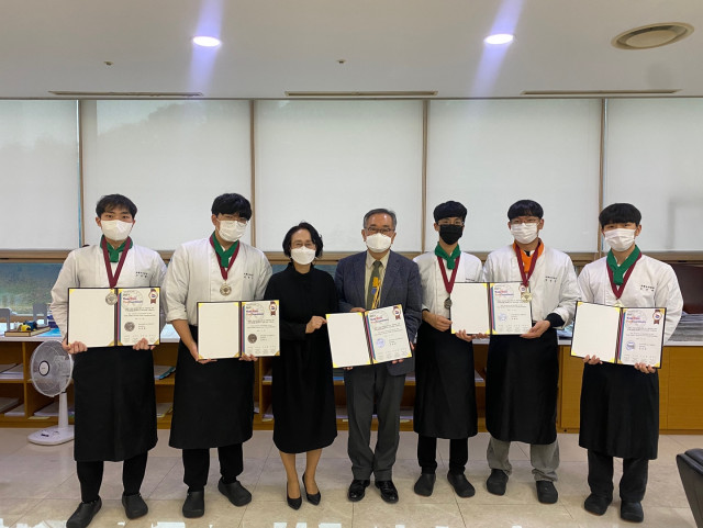2021년 KOREA 월드푸드 챔피언십에서 은상을 수상한 호텔조리과 학생들과 박경란 학과장, 김태일 총장이 기념촬영을 하고 있다