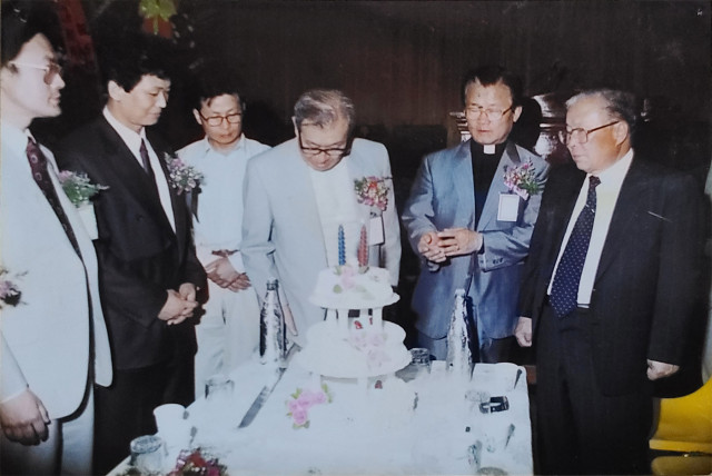 5월의 광주를 다룬 영화 ‘시민군’의 범국민위원회 케이크 커팅(1996년). 오른쪽부터 오병문 전 교육부장관, 조비오 신부, 이광우 전남대 교수, 왼쪽에서 두 번째 송동윤 감독