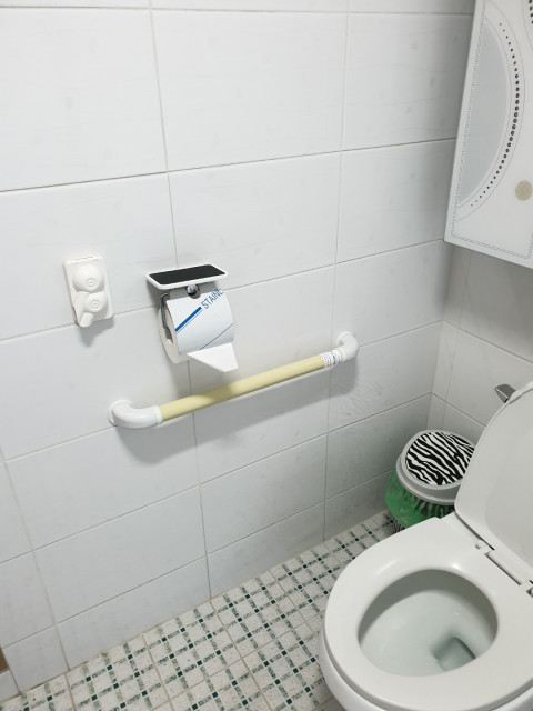 화장실에 설치된 해피에이징 실리콘 안전손잡이