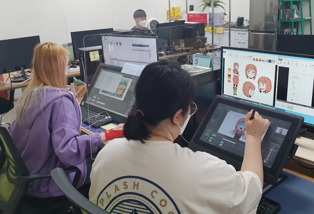 콘텐츠산업 청년 일자리 리쇼어링 프로젝트 참여기업 애니썬 코리아 직원들이 애니메이션 제작 작업을 진행하고 있다