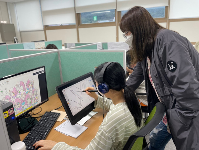 콘텐츠 산업 청년 일자리 리쇼어링 프로젝트 참여기업 씨디엠 직원들이 애니메이션 제작 작업을 진행하고 있다