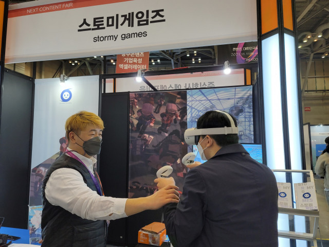 2021 넥스트콘텐츠페어에서 전남글로벌게임센터 지원기업 스토미게임즈가 개발한 VR 게임을 참관객이 체험하고 있다