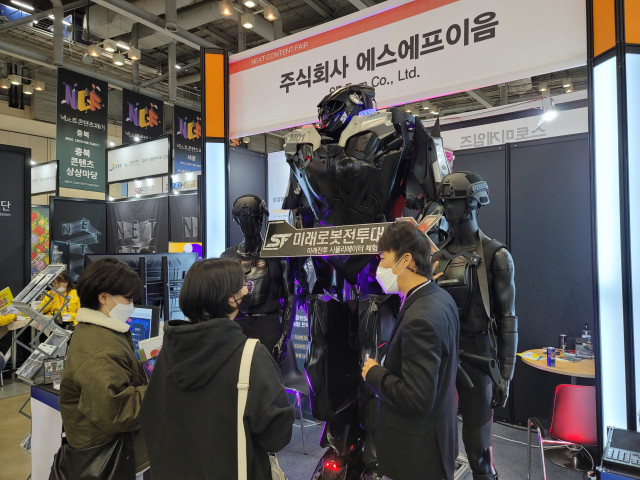 전남글로벌게임센터 SNS 서포터즈가 전남 게임 기업 에프에스이음의 홍보부스를 취재하고 있다