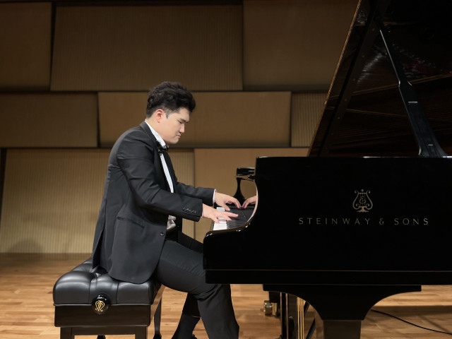 김상헌 피아니스트가 독주회에서 연주를 하고 있다