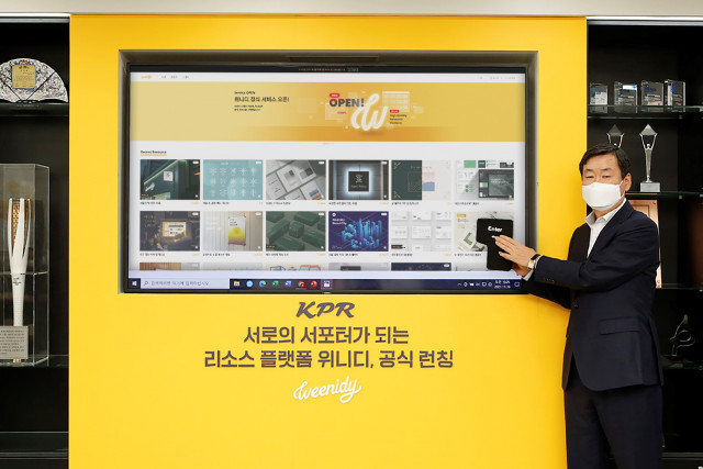 김주호 KPR 사장이 ‘서로의 서포터, 위니디’ 공식 오픈식에서 기념 촬영을 하고 있다