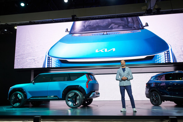 기아 디자인담당 카림 하비브(Karim Habib) 전무가 2021 LA 오토쇼에서 콘셉트 EV9 디자인 발표를 하고 있다