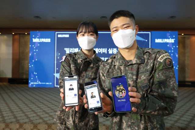 서울 용산 육군회관에서 열린 밀리패스 구축 사업 성과 발표회에서 육군 장병들이 밀리패스 앱과 연동된 신분증을 들어보이고 있다