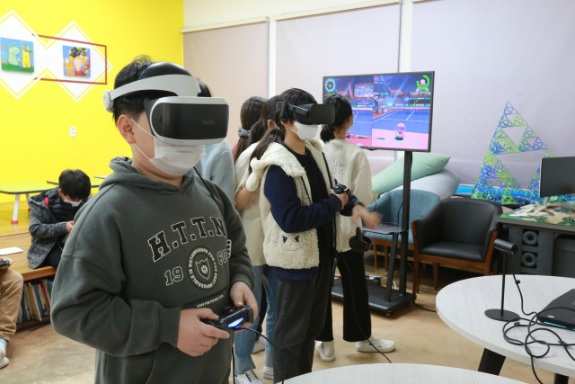 전남정보문화산업진흥원이 운영하는 전남글로벌게임센터가 ‘2021 게임 리터러시 프로그램’을 운영한 가운데, 행사에 참여한 고흥 녹동초등학교 소록도분교장 학생들이 VR 게임을 체험하고 있다