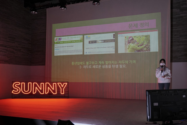 ‘Vietnam Social Innovator Sunny’ 데모데이에서 우승한 코로나19 타격 자두 농가를 돕는 솔루션을 소개하고 있는 베트남 SUNNY