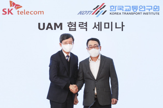 왼쪽부터 오재학 한국교통연구원장과 유영상 SK텔레콤 대표가 UAM 협력 세미나에서 기념 촬영을 하고 있다