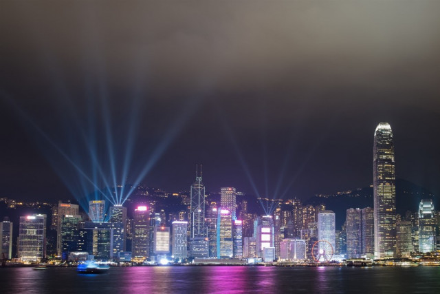 이후 새해가 시작되면 빅토리아 하버를 따라 늘어선 수많은 유명 고층 빌딩에서 불빛을 뿜어내고 도시를 대표하는 홍콩 필하모닉 오케스트라(HK Phil)가 서구룡 문화 지구에서 야외 ...
