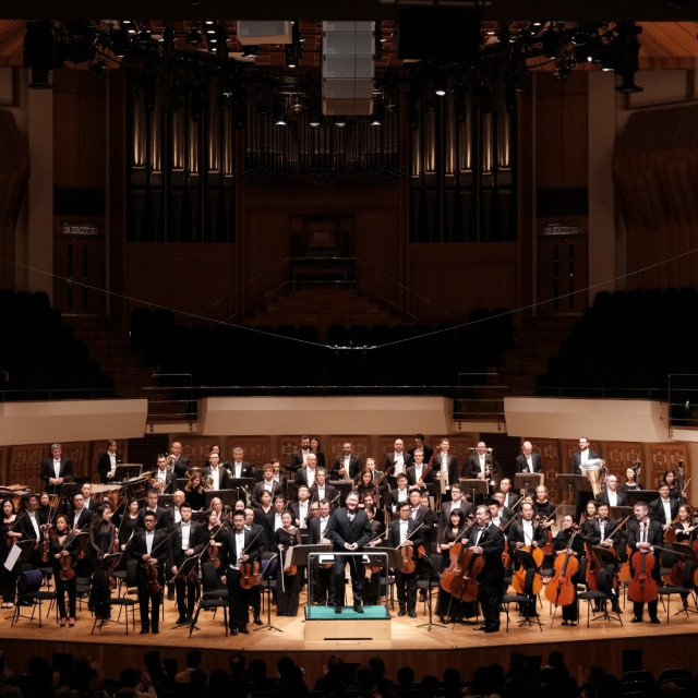 2019년에 권위 있는 올해의 그라모폰 오케스트라 상(Gramophone Orchestra of the Year)을 수상한 홍콩 필하모닉 오케스트라는 홍콩이 새해를 축하하는 동안 ...