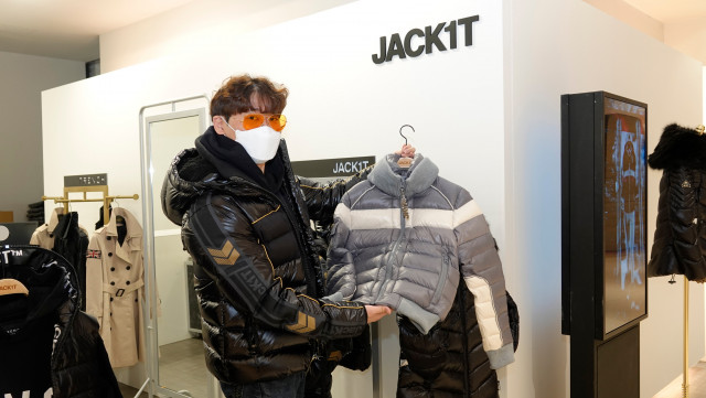 럭셔리 패션 아우터 잭원티(JACK1T)™가 갤러리아 백화점 타임월드에 팝-업 스토어를 열었다