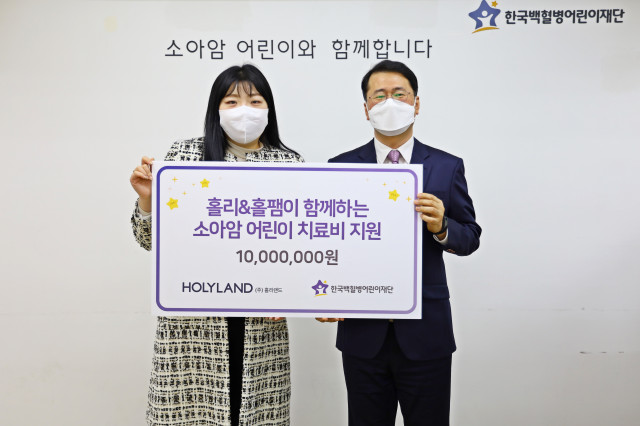 왼쪽부터 기부금 전달식에 참여한 유튜브 크리에이터 홀리, 한국백혈병어린이재단 서선원 사무총장
