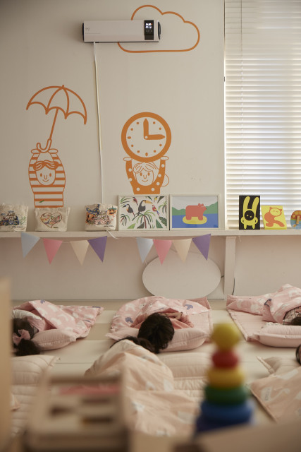 세스코 UV파워 공기살균기가 설치된 어린이집에서 영유아들이 낮잠을 자고 있다