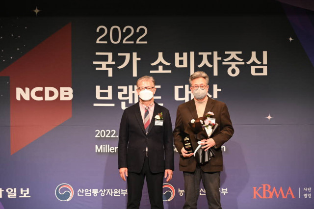 두만사가 2022 국가 소비자중심 브랜드 대상 프랜차이즈 부문을 수상했다