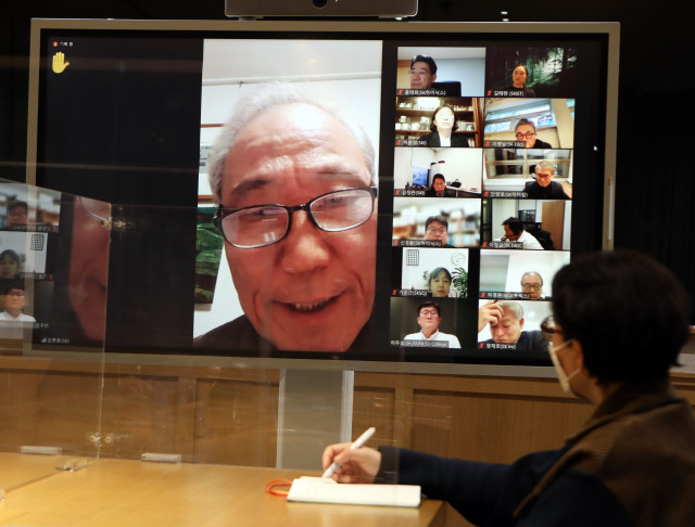 화면 속 왼쪽부터 김종훈 SK이노베이션 이사회 의장이 SK그룹 사외이사-블랙록 화상 세미나에서 발언하고 있다