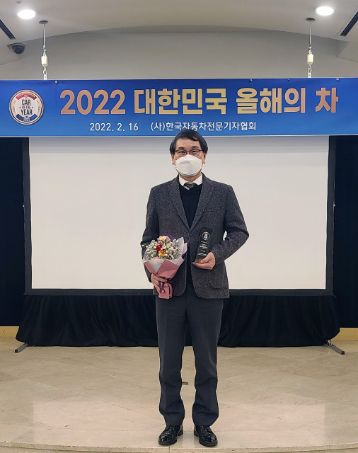 2022 올해의 차 시상식에서 이광섭 쌍용자동차 국내영업본부장(전무)이 ‘2022 올해의 픽업’을 수상하고 기념 촬영을 하고 있다