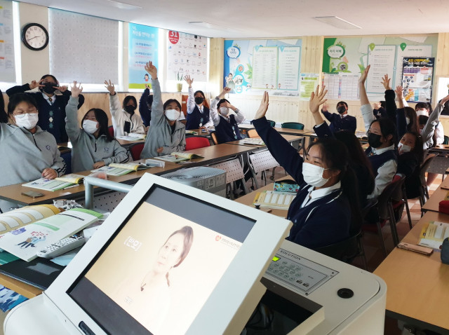 디유 스쿨 참여 학교인 제주여자중학교에서 교사와 학생들이 함께 디지털 리터러시 프로그램을 교육하고 있다