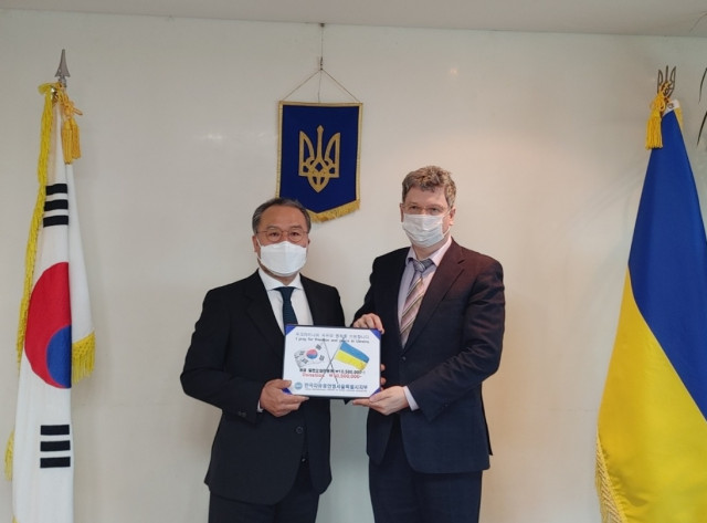 왼쪽부터 이일준 한국자총 서울시지부 수석부회장, 드미트로 포노마렌코 주한 우크라이나 대사