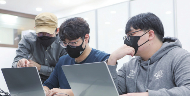 한국정보교육원 학생들이 조별 토론을 진행하고 있다