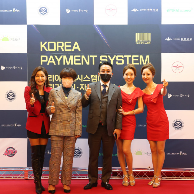 왼쪽부터 가수 김혜연, 개그우먼 조혜련, 박형석 회장, 윙크가 기념 사진을 촬영하고 있다