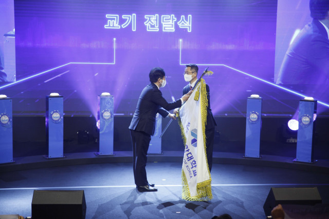 한국공학대학교 박건수 총장이 한국공대 의 새 교기를 휘날리고 있다