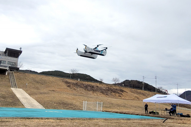 아스트로엑스 수상 PAV가 영월 드론 전용 비행 시험장에서 시험 비행을 진행하고 있다