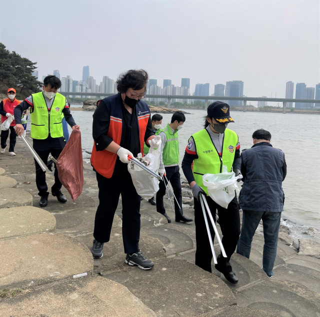 인천 아암도 해안공원 일대에서 플로깅 활동을 펼치고 있다