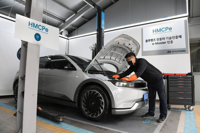 현대 전동차 마스터 인증 프로그램(HMCPe)을 통해 e-Master 등급을 획득한 엔지니어가 현대차의 아이오닉 5 차량을 정비하고 있다