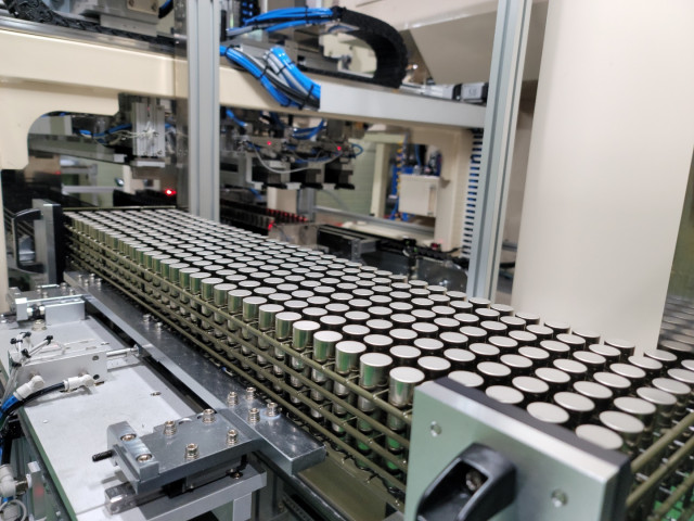 동원시스템즈 칠곡사업장에서 2만1700 규격 원통형 배터리 캔이 생산되고 있다