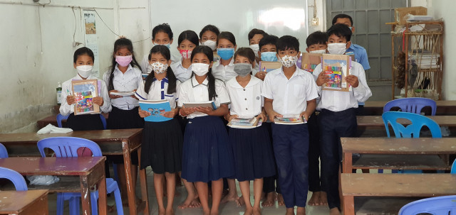 2021년 캄보디아 프놈펜 아동·청소년에게 전달된 창작 동화책과 학용품