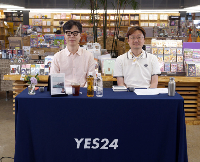 왼쪽부터 김영하 작가, 오은 시인이 예스24의 ‘김영하 작가와 함께한 책읽아웃’ 공개 방송에 참여했다