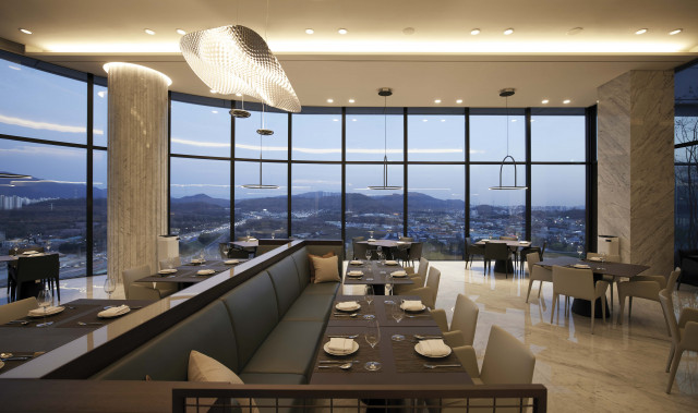 세스코멤버스시티 10층에 있는 프렌치 레스토랑 ‘더 화이트’에서는 탁 트인 전경을 즐길 수 있다. 메인 홀 옆에는 모임이 가능한 8인실과 10인실이 있다