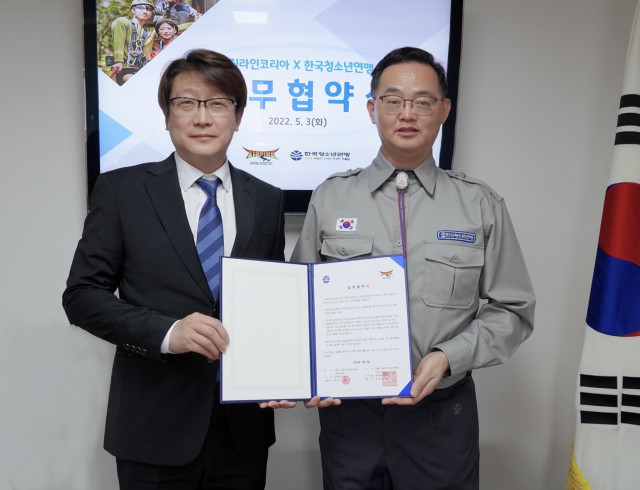 왼쪽부터 박정철 짚라인코리아 이사, 이상익 한국청소년연맹 사무총장이 업무 협약을 맺고 기념촬영을 하고 있다