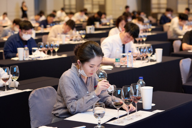 ‘제21회 한국 소믈리에 대회’ 예선에서 블라인드 테이스팅 와인을 시음하고 있는 수험자