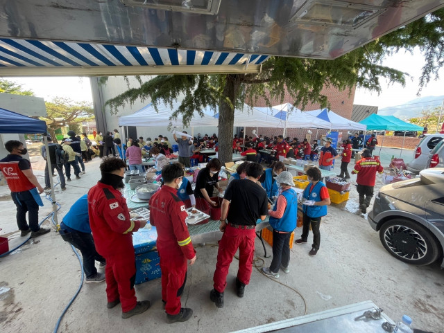 자원봉사자들이 산불 현장에서 급식 자원봉사 활동을 진행하고 있다