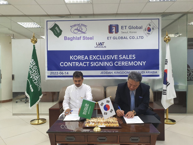 바그라프스틸 칼리드 바잔두 대표와 이티글로벌 김승철 대표가 한국 독점 판매 계약서에 서명하고 있다