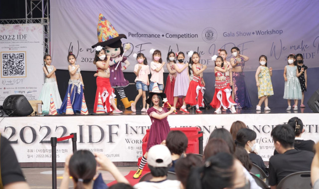 인터내셔널 댄스 페스티벌 행사 참가자들이 ‘마법소녀 디디’ 율동을 따라하고 있다