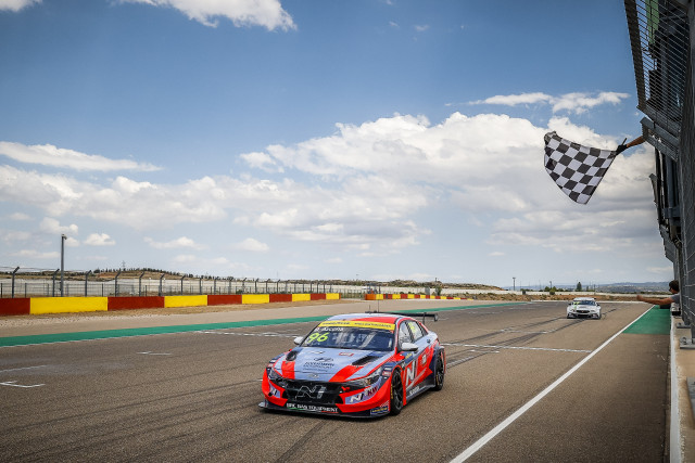 현대자동차 엘란트라 N TCR (국내명 아반떼 N TCR)이 2022 WTCR 스페인 대회에서 결승선을 통과하고 있다