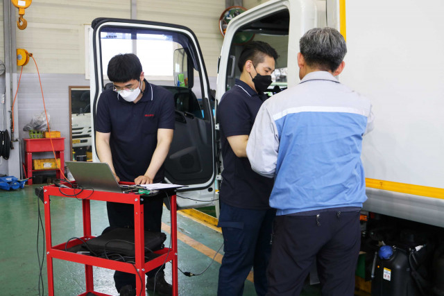 이스즈 인천 직영정비센터 직원이 고객 차량을 점검하고 있다