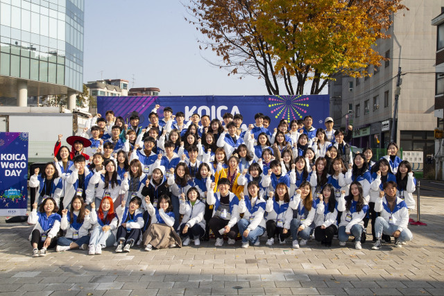 코이카 글로벌 서포터즈 위코(WeKO) 1기 참가자들이 기념 촬영을 하고 있다