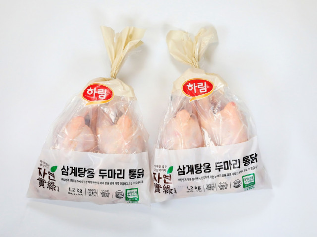 하림이 마켓컬리에서 선보이는 ‘자연실록 삼계탕용 두 마리 통닭’ 제품