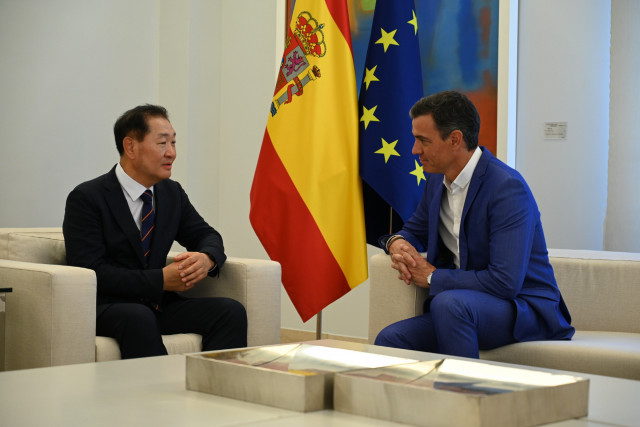 왼쪽부터 삼성전자 DX부문장 한종희 부회장이 스페인 마드리드의 총리공관 몽클로아궁에서 페드로 산체스 총리를 만나 디지털화와 지속가능발전에 대해 논의하고, ‘2030 부산엑스포’ 유치 지지를 요청했다(*사진 제공: 스페인 총리실)