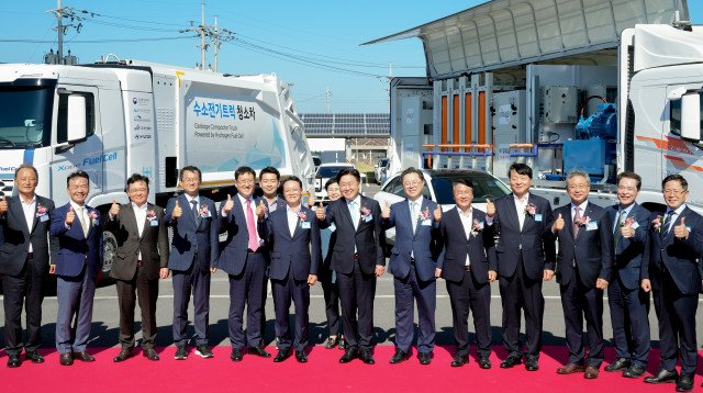 From the ninth from the left, Jeju Special Self-Governing Province Governor Oh Young-hoon, Second Vice Minister of Trade, Industry and Energy Park Il-joon, Korea Southern Power President Lee Seung-woo, and Hyundai Motor Company Vice President Yoo Won-ha are taking a commemorative photo...
