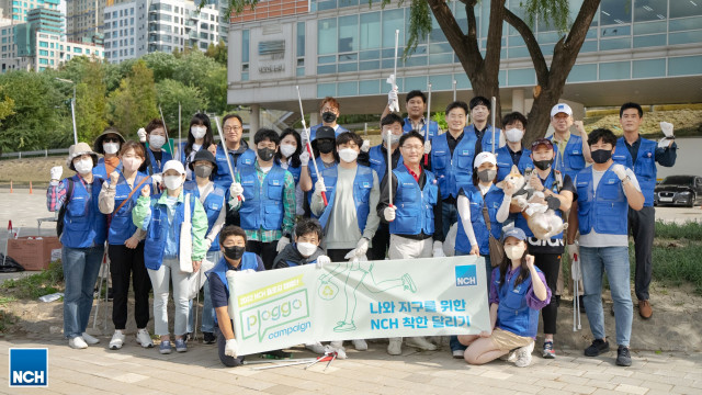 NCH 서울사무소 직원들이 반포 한강지구 일대를 돌며 쓰레기를 줍는 ‘플로고’ 환경 캠페인을 진행하고 기념 촬영을 하고 있다