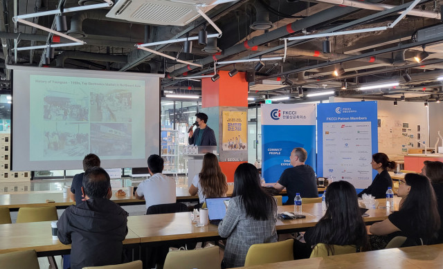 테크포굿(Tech4Good) 투어 2022에서 용산 Y밸리에 대해 설명하고 있는 도시혁신그룹 무브먼트 정재욱 대표
