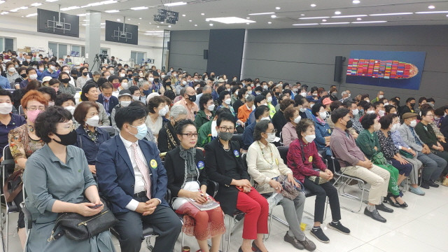 애쓰지마 출판기념회에 참여한 회원들