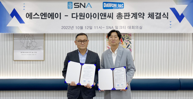 왼쪽부터 에스엔에이 이원호 대표, 다원아이앤씨 김종기 대표가 총판 계약을 체결한 뒤 기념 촬영을 하고 있다