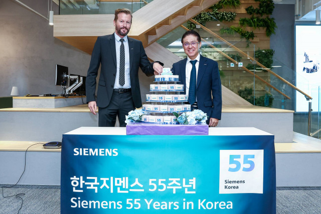 HaJoong Chung, President and CEO (Right) and Frank Zimmermann, Senior Executive Vice President & CFO (Left) of Siemens Korea pose for a photo at the 55th anniversary celebration of Siemens Korea held at the headquarters located in Gwanghwamun D-Tower on October 5